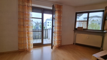 Wohn- und Schlafzimmer Blick zum Balkon