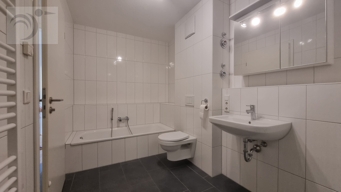 Bad mit Wanne...