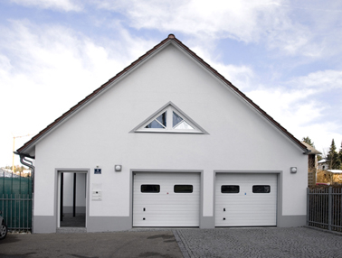 Hauseingangsbereich mit Garage