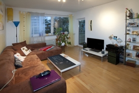 Wohnzimmer Blick zum Balkon