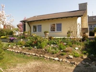 Hausansicht Garten u. Terrasse