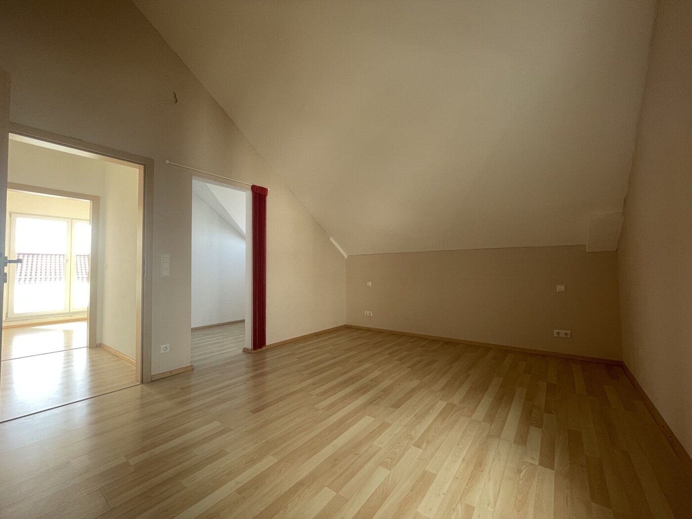 Zimmer mit Ankleideraum im OG