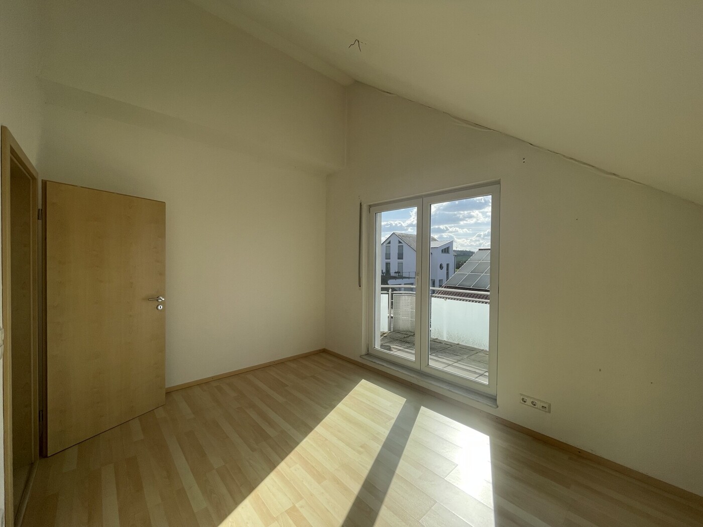 Gemütliches Zimmer mit Balkon