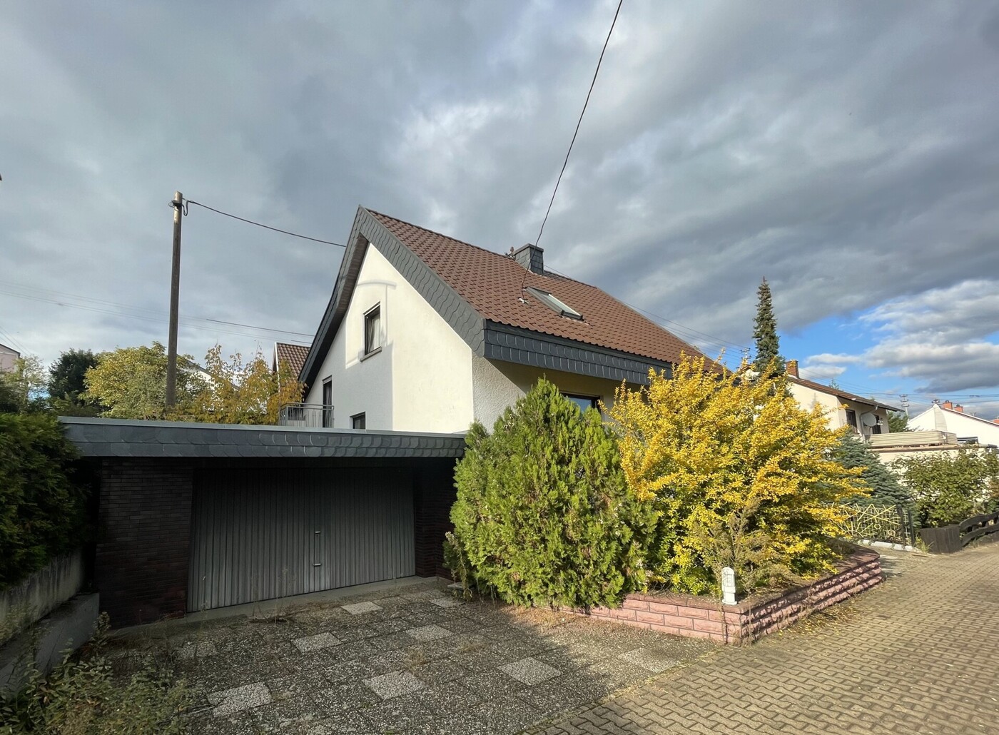 _Hausansicht mit Zufahrt Garage
