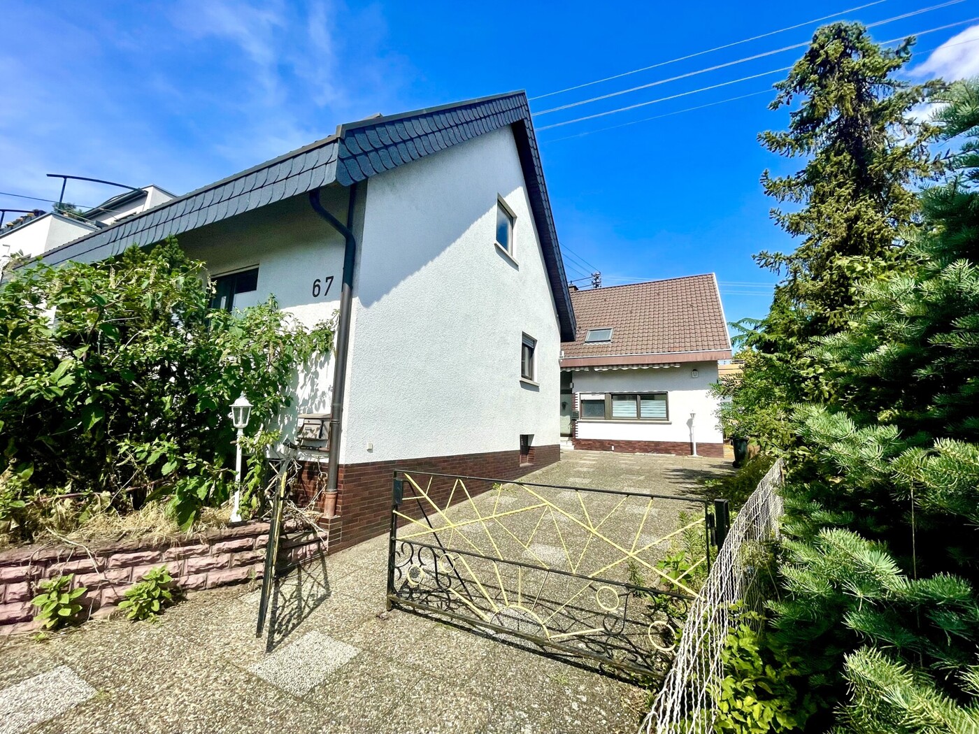 Hausansicht mit Zufahrt Grundstück