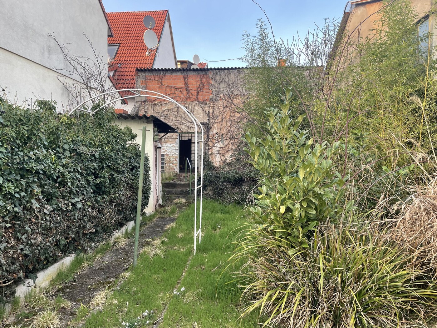 Garten zwischen Scheune und Garagen