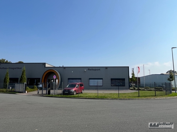 Vorderansicht mit Parkflächen