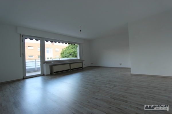 Wohnzimmer mit Zugang zum Balkon