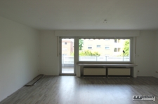 Das Wohnzimmer mit Ausgang zum Balkon