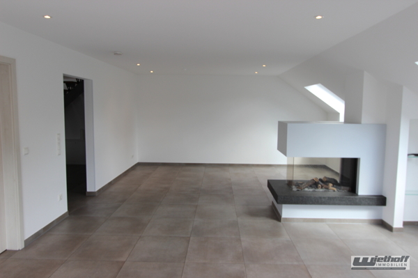 Das große Wohnzimmer mit Kamin