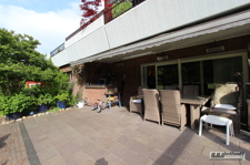 Auf der Terrasse können Sie in gemütlicher Runde grillen oder ein entspannendes Sonnenbad nehmen