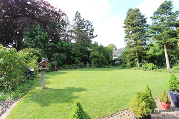 Der große, zum Süden hin ausgerichtete Garten