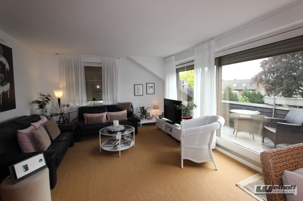 Das helle Wohnzimmer mit einem gemütlichen, einladendem Flair