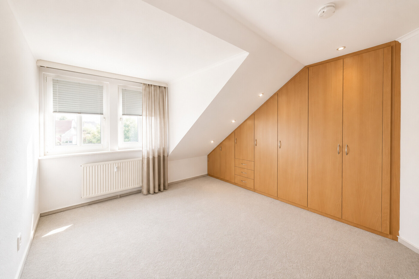 Schlafzimmer mit Einbauschränken