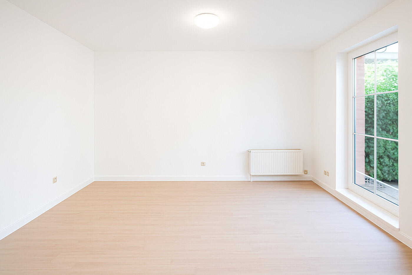 Helles Wohnzimmer mit großem Fenster