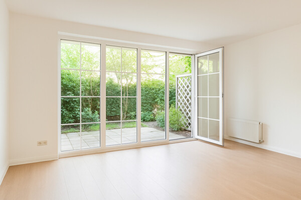 Wohnzimmer mit Zugang zur Terrasse und Garten