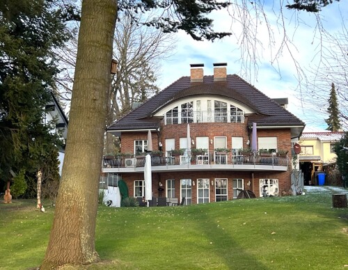 Blick auf das Mehrfamilienhaus