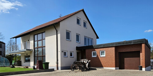 Hauptgebäude und Anliegerwohnung