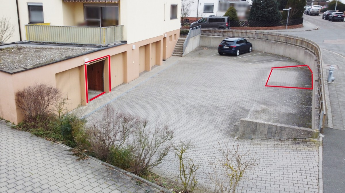 Garage und Stellplatz