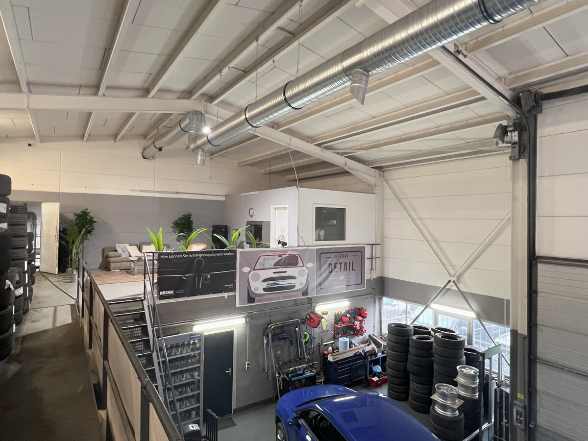 Blick auf die Hebebühne und Studio