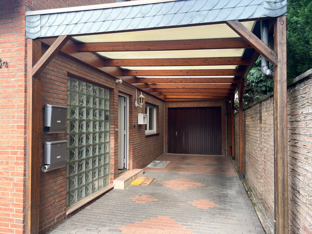 Überdachte Einfahrt 