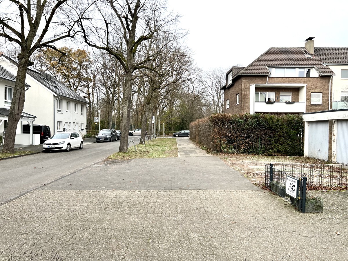 Straßenansicht, Blick Richtung Park