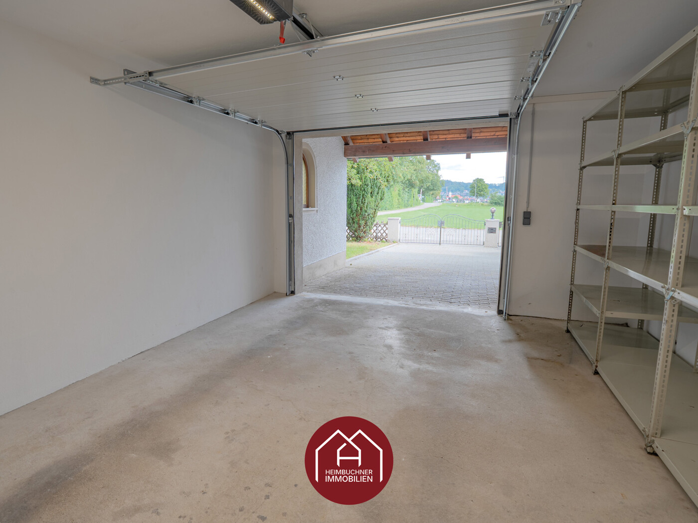 Garage mit elektrischem Garagentor