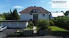 Hausansicht mit Garagen