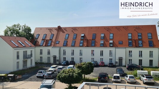 Gebäudeansicht Haupthaus und Torhaus links