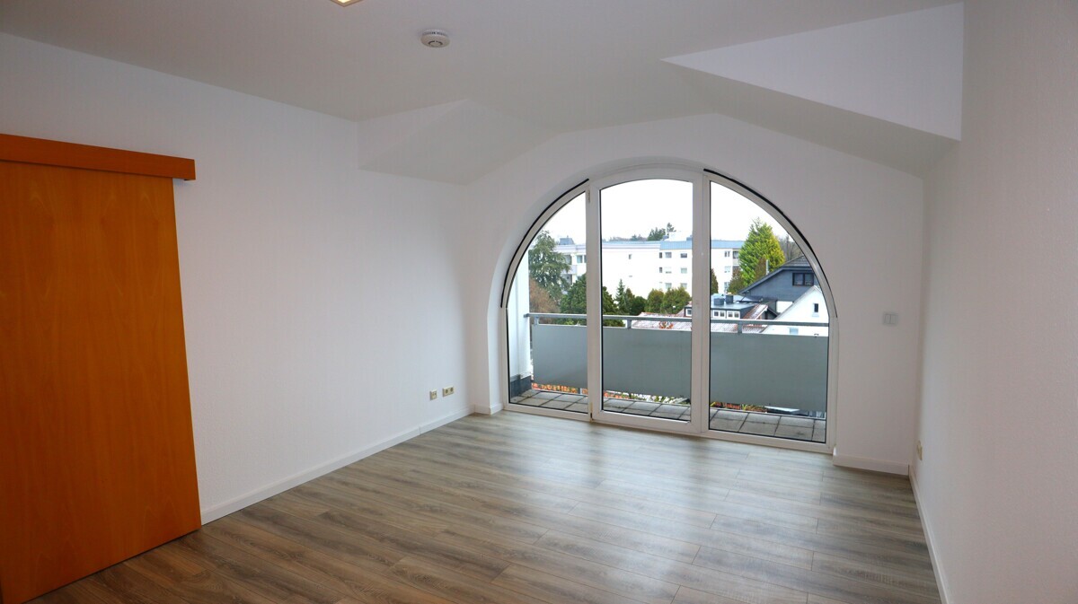 Architektonisch attraktive, renovierte Wohnung mit Balkon und Tiefgarage im Herzen von Schlebusch!!! - Foto 2