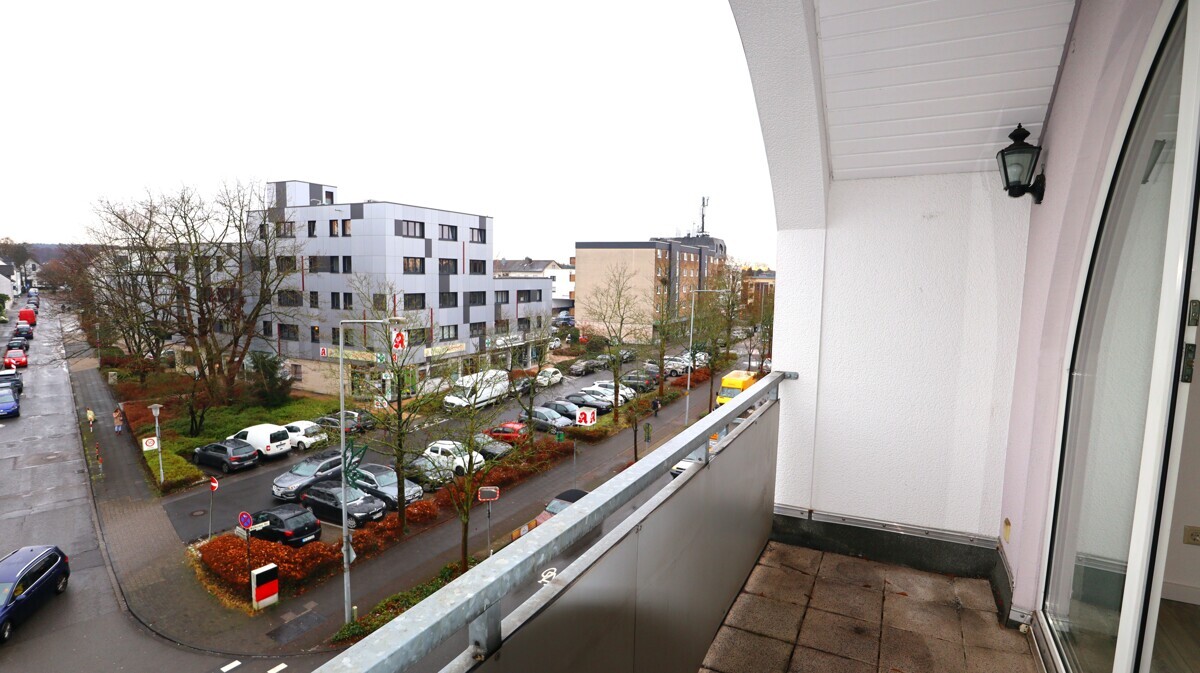 Architektonisch attraktive, renovierte Wohnung mit Balkon und Tiefgarage im Herzen von Schlebusch!!! - Foto 4