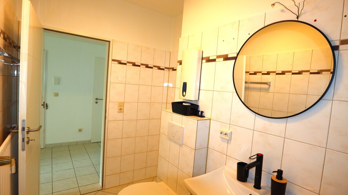 Attraktive 2-Zimmer-Wohnung mit zwei Balkonen und neuwertigem Bad in Frankenforst!!! - Photo 3