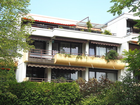 Südansicht (braun-beige Markise)