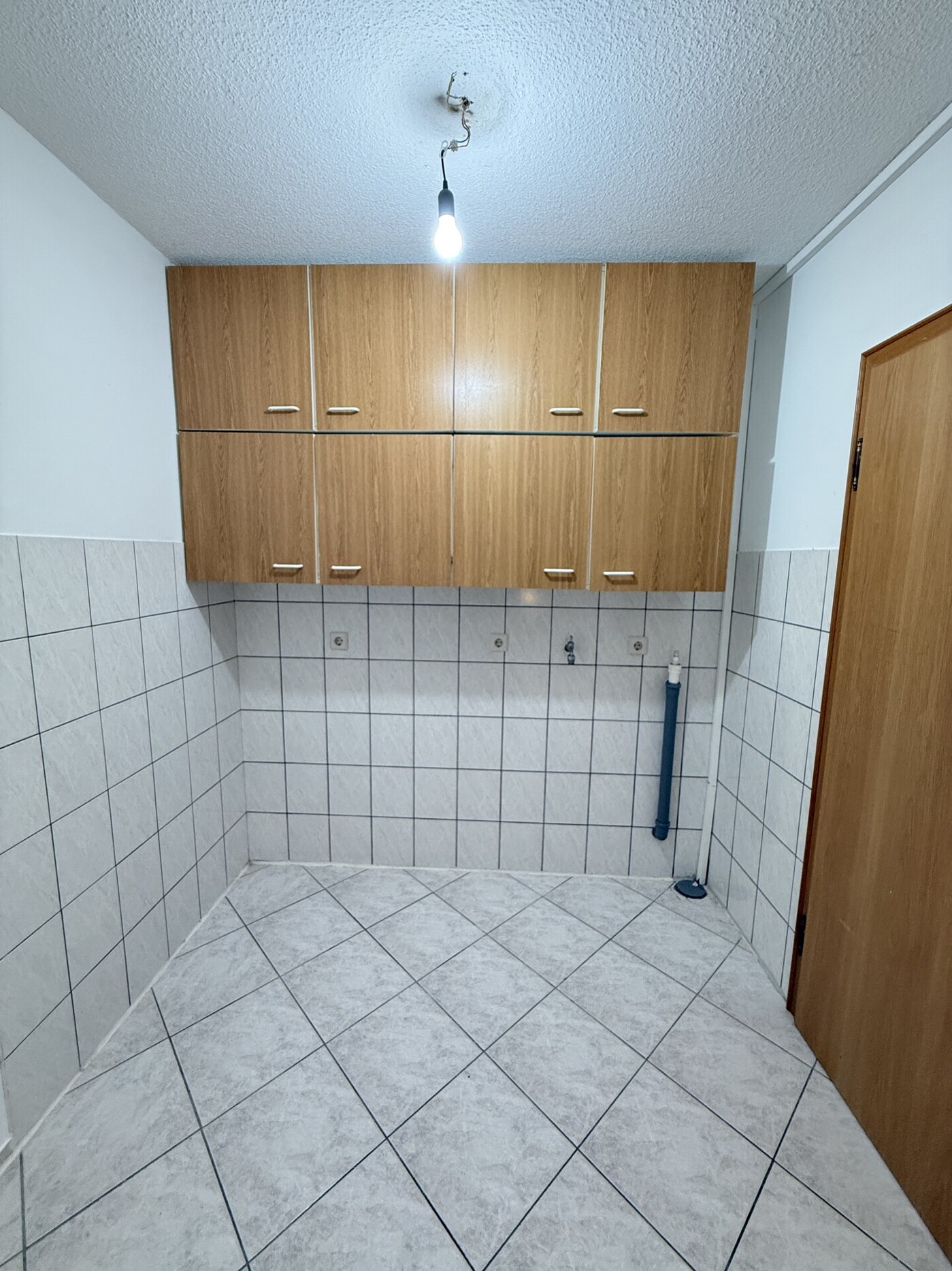 Abstellraum mit Waschmaschinenanschluss