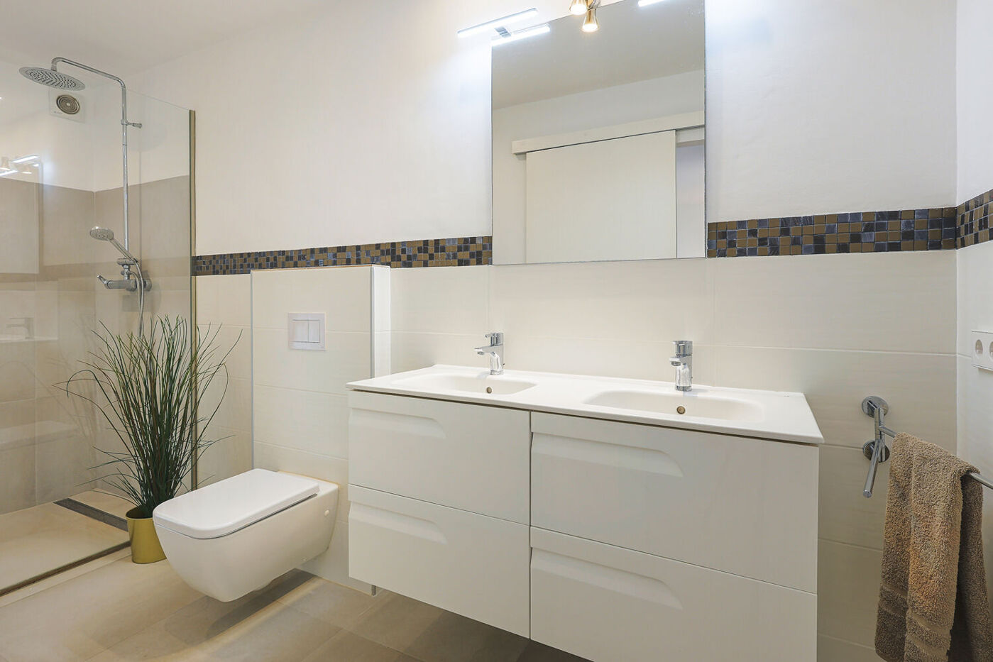 Waschplatz und Dusche
