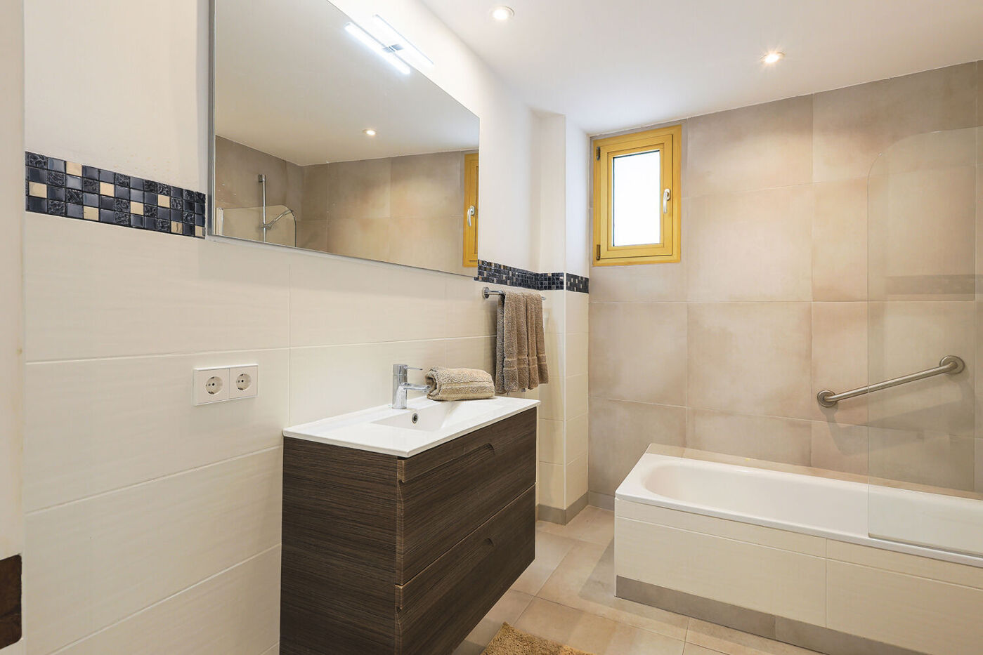 Weitere Perspektive des Badezimmers mit Badewanne