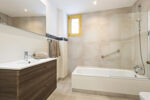 Badezimmer mit Badewanne