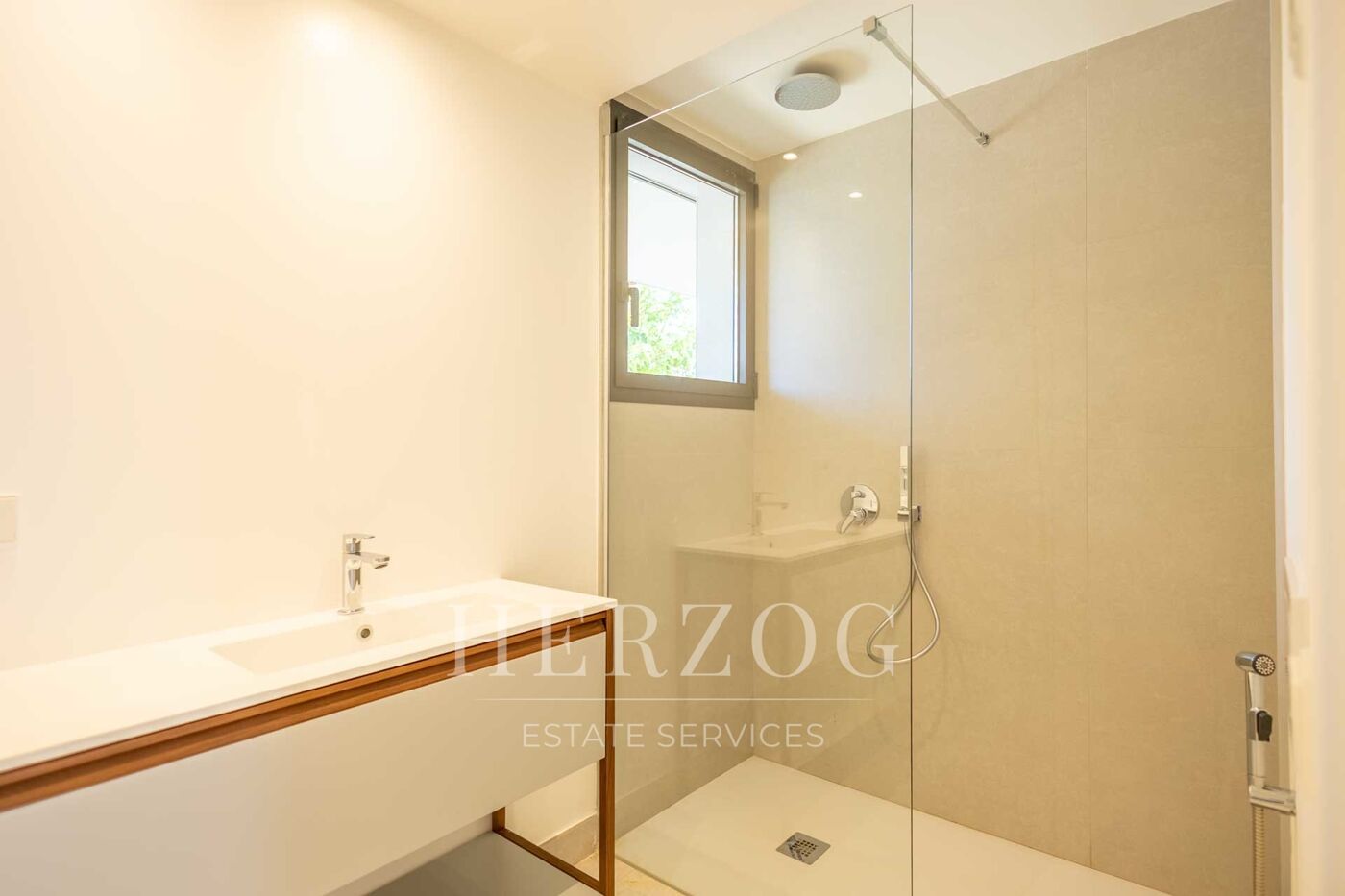 2B4A4084-HDR