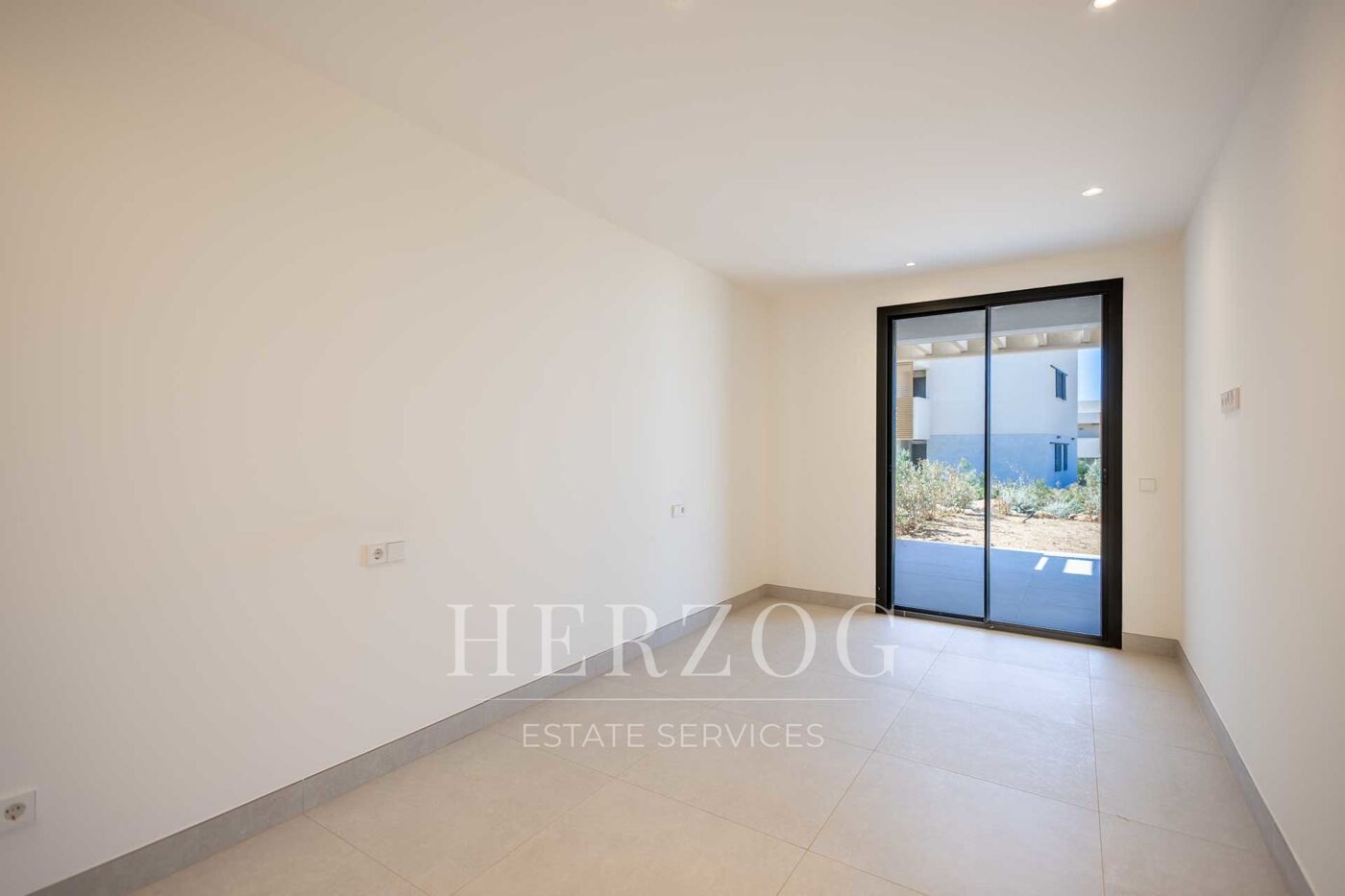 2B4A4077-HDR