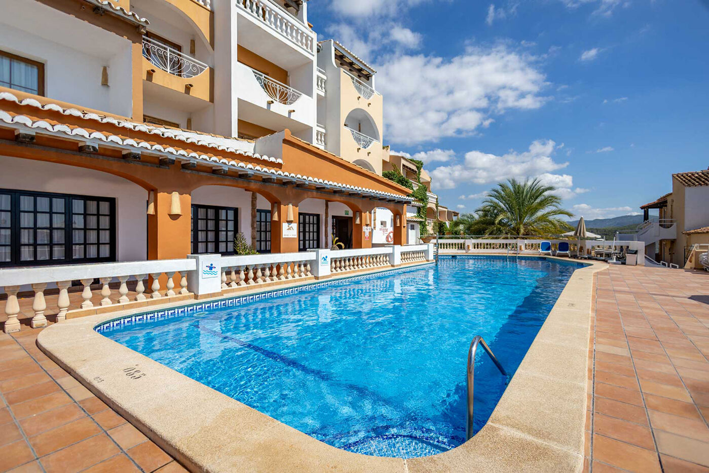 Pool und Fassade