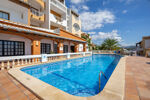 Pool und Fassade