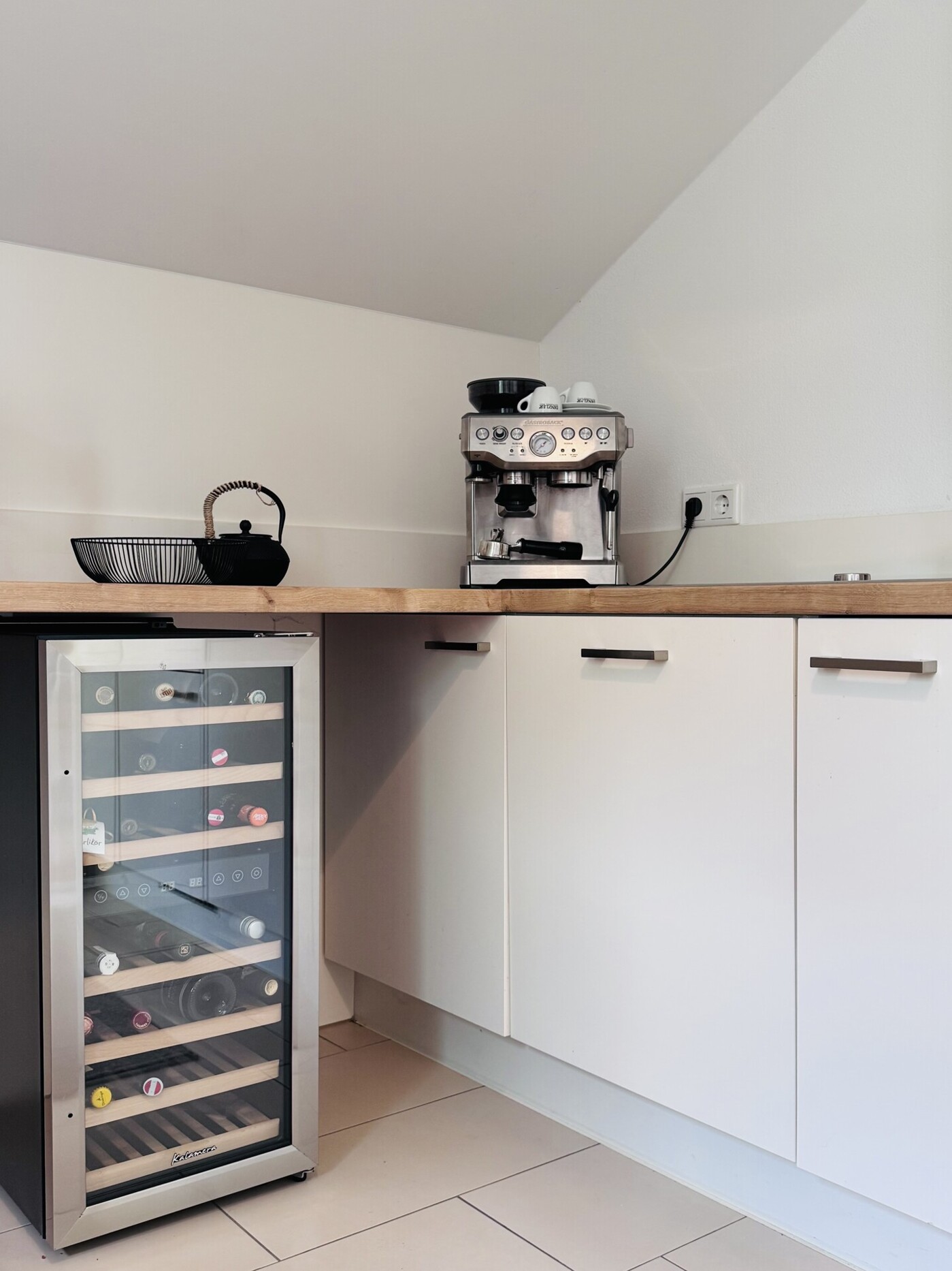 Küche mit Weinschrank