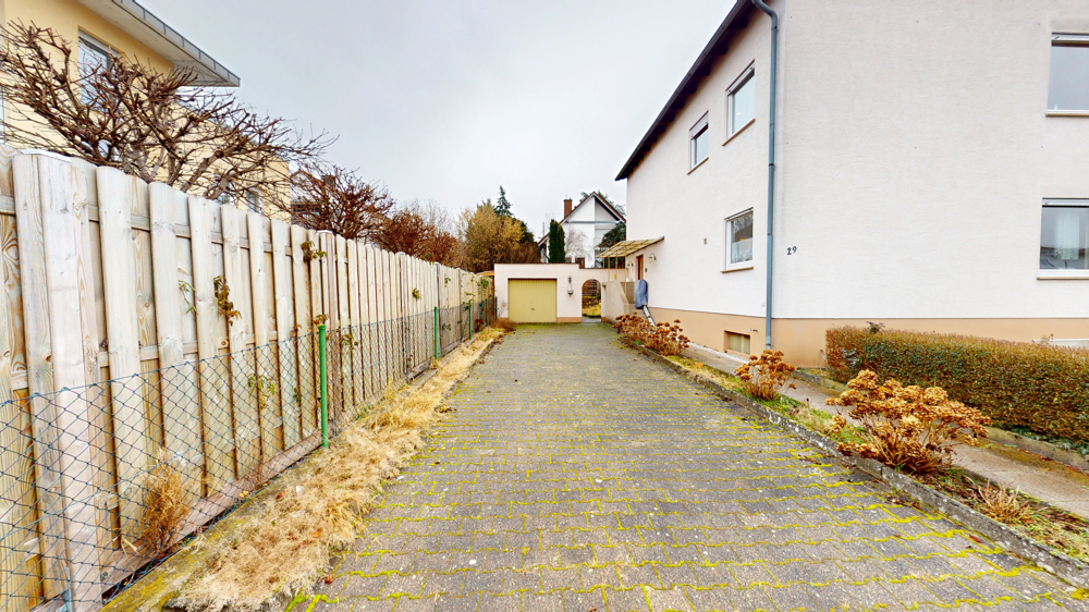 Hofeinfahrt und Garage