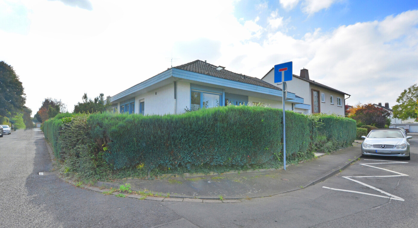 4060 - Haus Straßenansicht