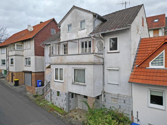 Geräumiges, stark renovierungsbedürftiges Wohnhaus in Körle