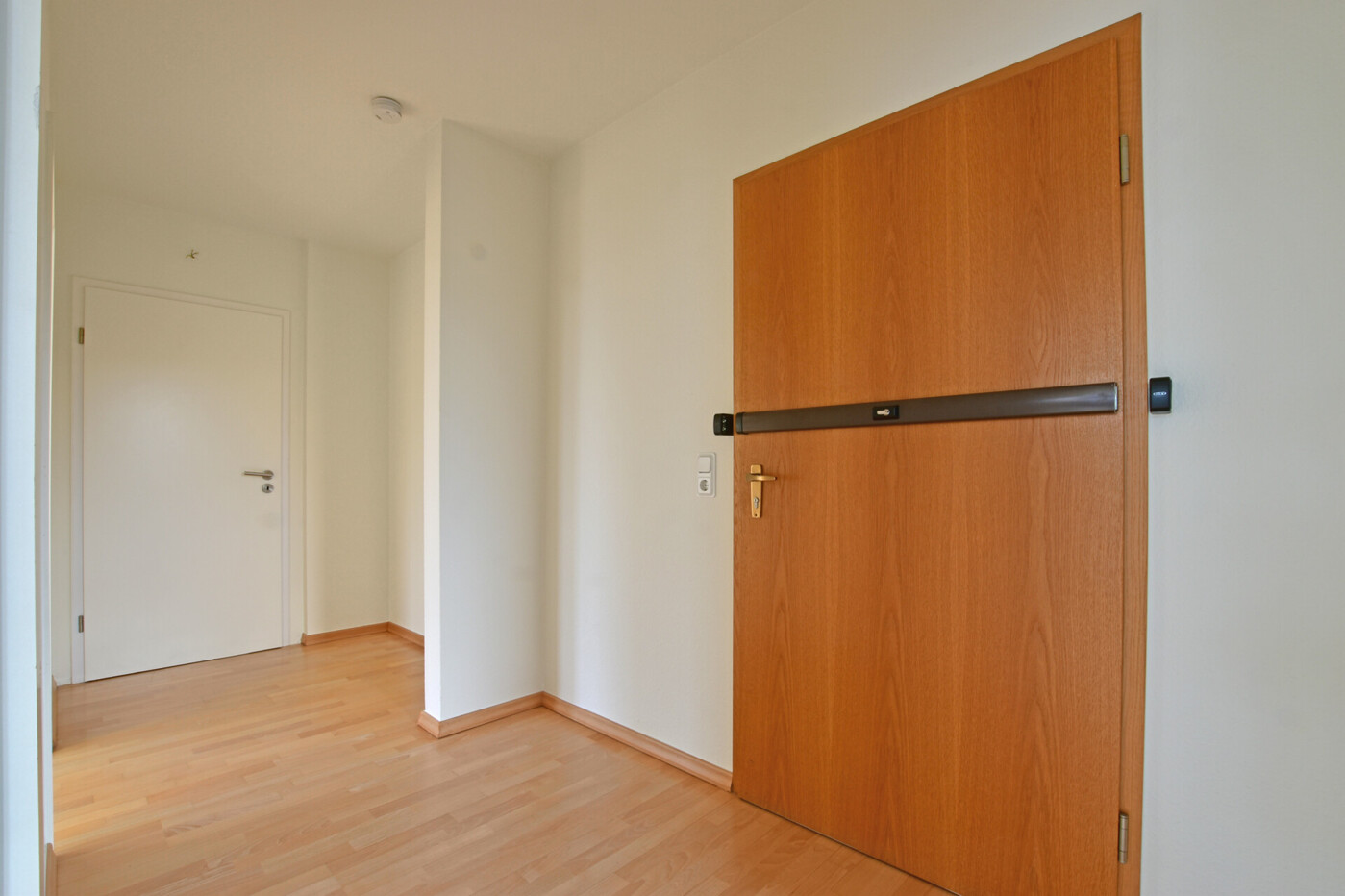 Wohnungstür und Innenflur