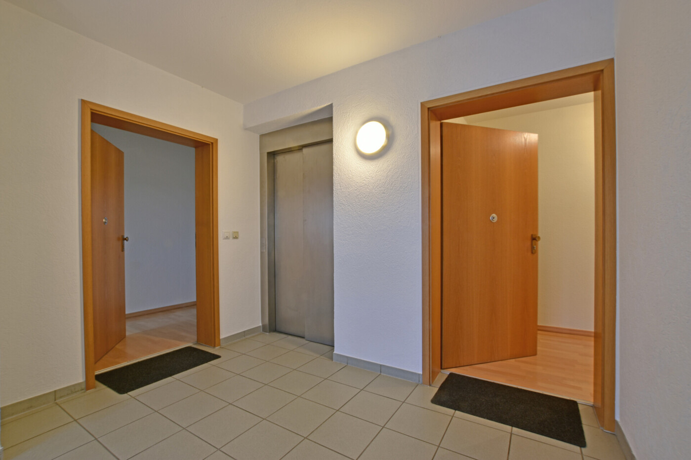 Treppenhaus - beide Wohnungseingänge