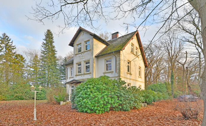 Villa mit separaten Bungalow auf 11.263 m² Grundstück