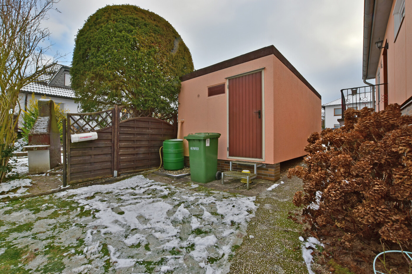25-5517 Garage vom Garten aus
