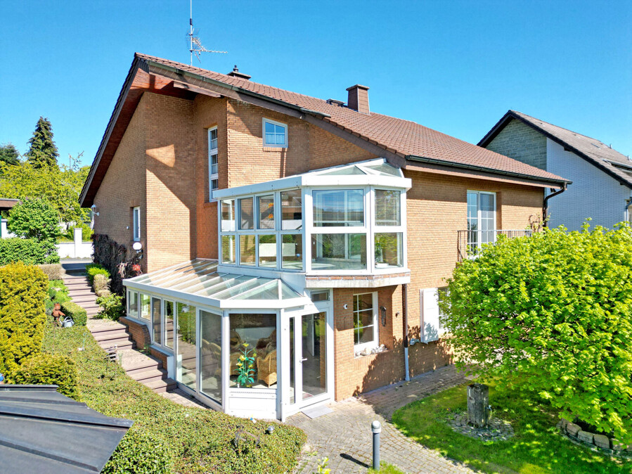 Komfort-Klinkerhaus auf über 1.600 m² Traumgrundstück in reizvoller Fernblicklage von Elgershausen